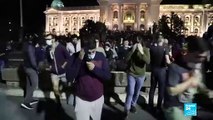 La brutalidad policial en las protestas contra el toque de queda en Serbia