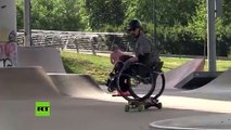 Realiza trucos de patinaje con su silla de ruedas