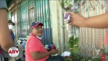 Niño migrante que vende flores en la calle conmueve las redes sociales