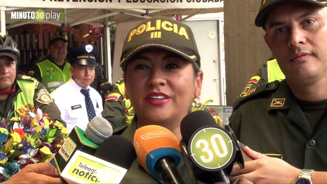 03-08-19 Policía recibe a turistas con trovas, flores y recomendaciones de seguridad en la Terminal del Norte
