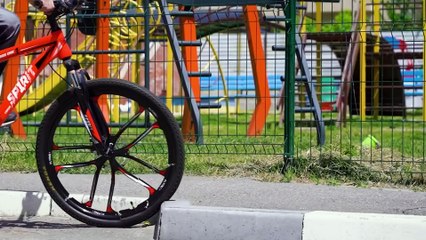 Sepeda Ilusi Optik dengan Roda Belakang Setengah Lingkaran