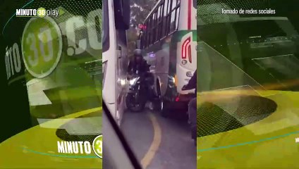 Motocicleta quedó en medio de sus buses en San Antonio de Prado