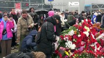 بعد الهجوم الدامي في موسكو.. المئات يضعون الزهور عند نصب تذكاري مؤقت للضحايا