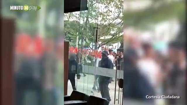 encapuchados pintan edificación