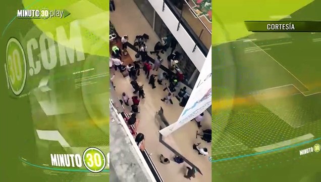 Descarados Delincuentes se metieron a robar cascos a Premium Plaza