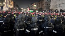 أردنيون يتظاهرون بمحيط السفارة الإسرائيلية للتنديد بالحرب المتواصلة على قطاع غزة