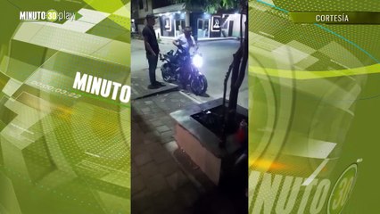 Muy alebrestado Sacó un arma y empezó a hacer tiros pero terminó golpeado y en el piso