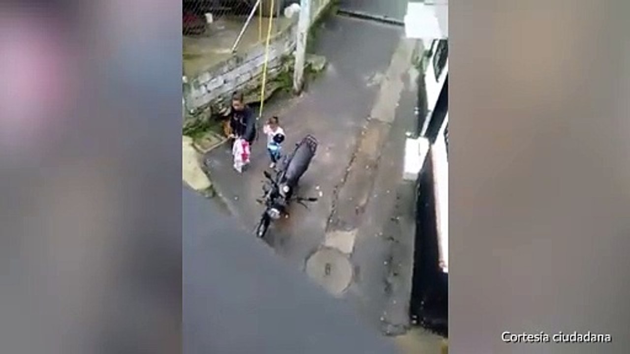 22-04-19  Indignante Esta mujer trata a su perro a las patadas, a pesar de que le dijeron que no le pegara