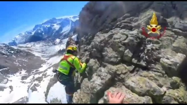 Cuneo, salvataggio in elicottero a 2.200 metri di due escursionisti