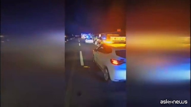 Pullman coinvolto in un incidente sulla A1 a Modena, un morto