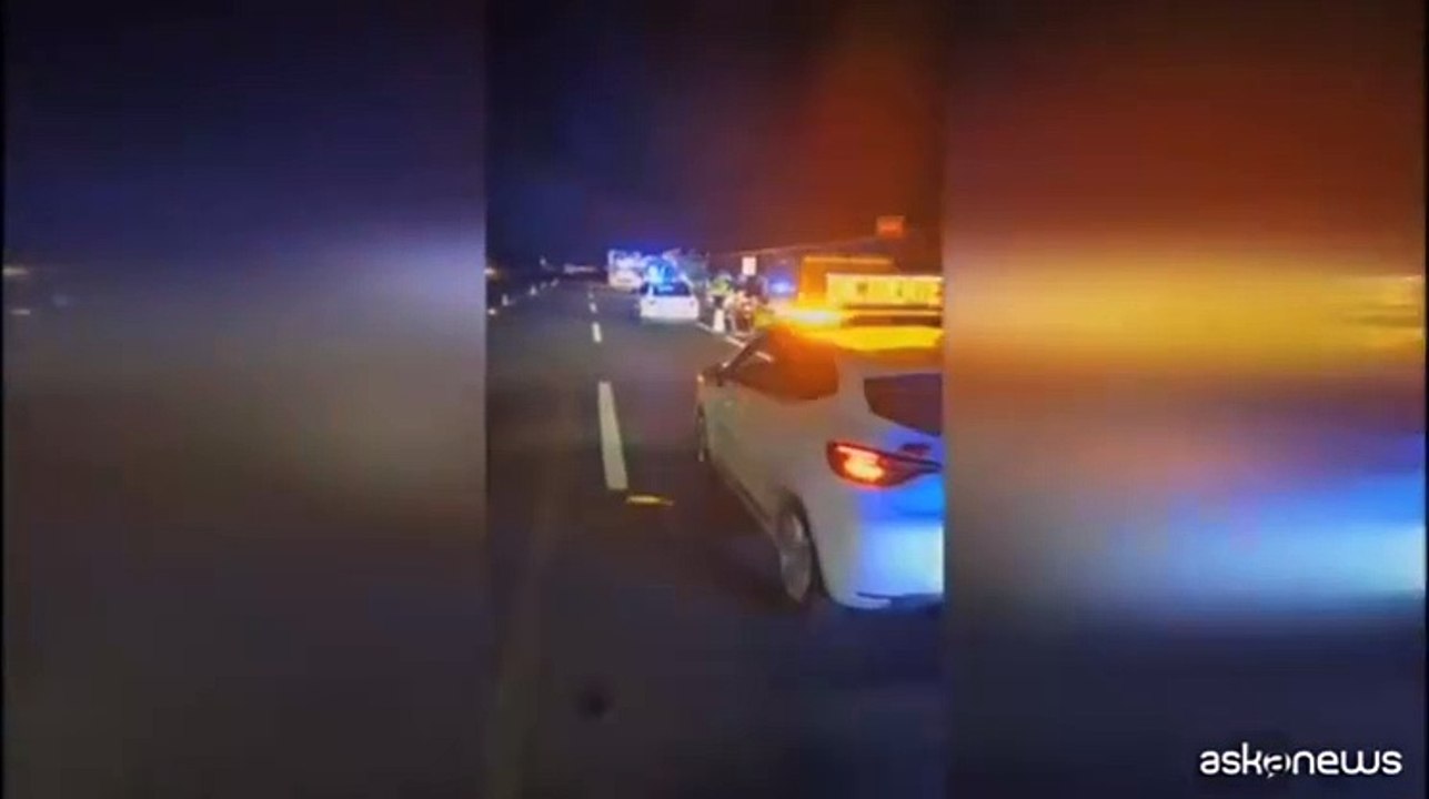 Pullman coinvolto in un incidente sulla A1 a Modena, un morto