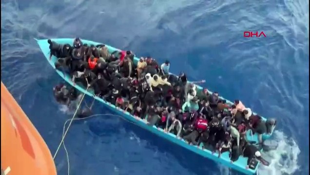 Tanker gemisi, Akdeniz açıklarında boğulmak üzere olan 120 mülteciyi kurtardı