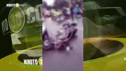 Fuerte accidente en la autopista Sur un vehículo de carga le pasó por encima a dos personas que iban en moto