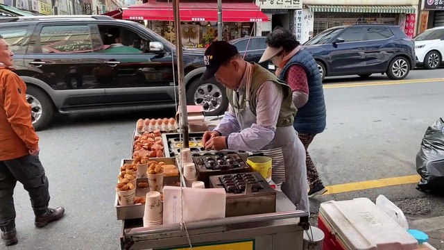 Famous Korean Egg Bread ($1.12) - Korean Street Food