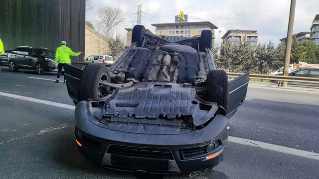 TEM'de iki araca çarpıp takla attı