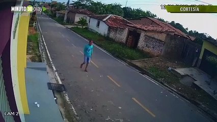 Lo atropellaron y no alcanzó a tomar las placas