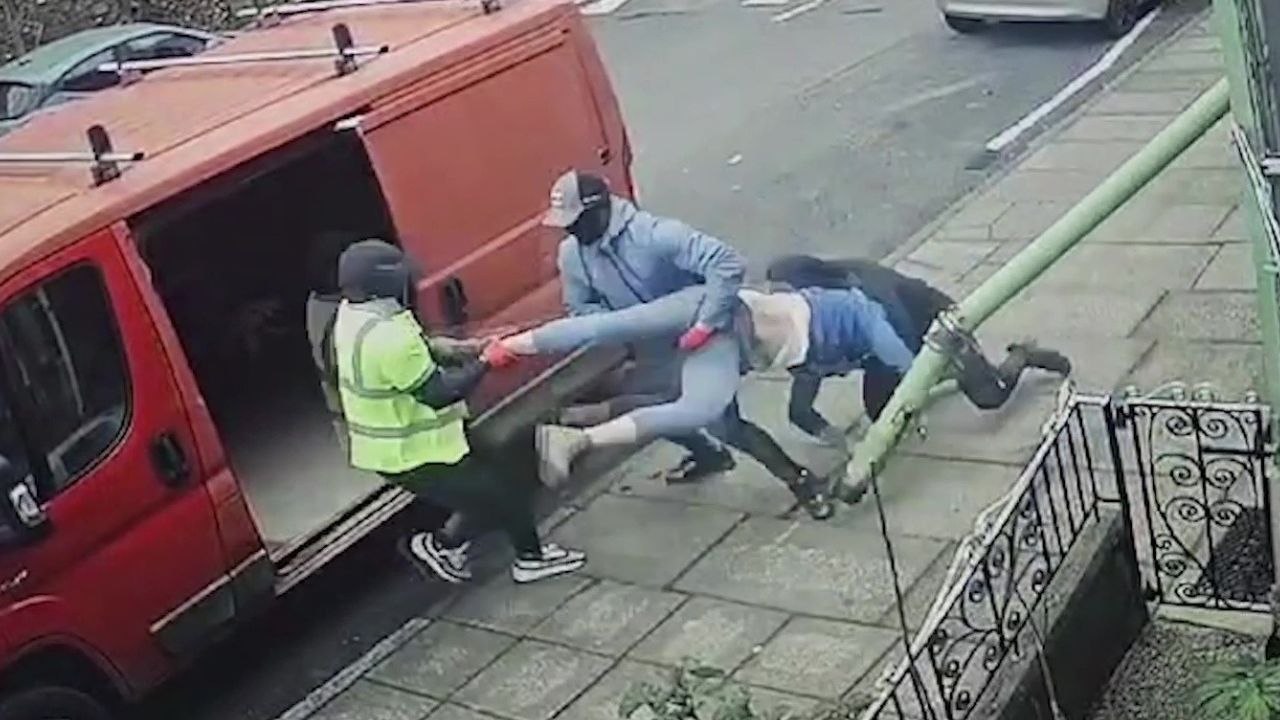 Schrecklicher Moment, in dem ein Mann am helllichten Tag „entführt“ und in einen Van geworfen wird