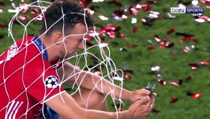 Video herunterladen: Los jugadores del Bayern de Múnich cortaron la red después de levantar el sexto título de la Liga de Campeones | UCL 19/20 Momentos