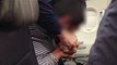Etats-Unis: Regardez les images de ce passager d’un avion expulsé de force après s'être montré violent dans l'appareil - Il a ensuite été arrêté par les forces de l’ordre - VIDEO