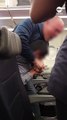 Etats-Unis: Regardez les images de ce passager d’un avion expulsé de force après s'être montré violent dans l'appareil - Il a ensuite été arrêté par les forces de l’ordre - VIDEO