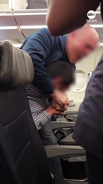 Etats-Unis: Regardez les images de ce passager d’un avion expulsé de force après s'être montré violent dans l'appareil - Il a ensuite été arrêté par les forces de l’ordre - VIDEO