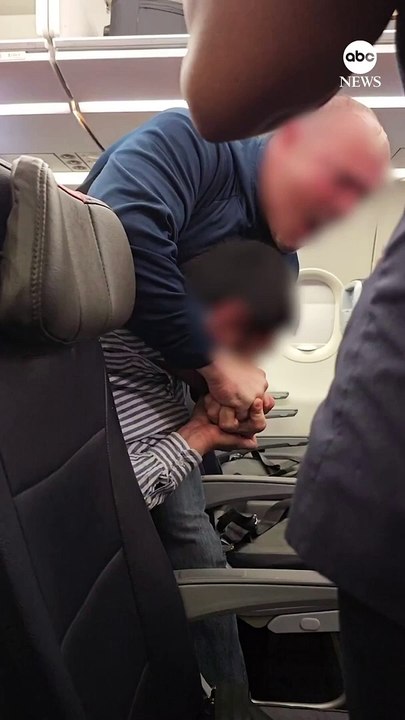 Etats-Unis: Regardez les images de ce passager d’un avion expulsé de force après s'être montré violent dans l'appareil - Il a ensuite été arrêté par les forces de l’ordre - VIDEO