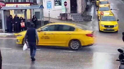 10 dakika yağdı, yollar göl oldu