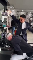 Hem tokatlıyor hem para kazanıyor! Sosyal medyayı sallayan şovmen berber