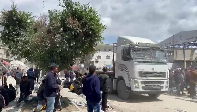 شاحنات مساعدات تصل إلى مدينة غزة قبل التوجه إلى شمال القطاع