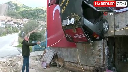 Aracını evin duvarına asan adam: 'Cezası 2 yıl devam ediyor, o zaman bakacağım'