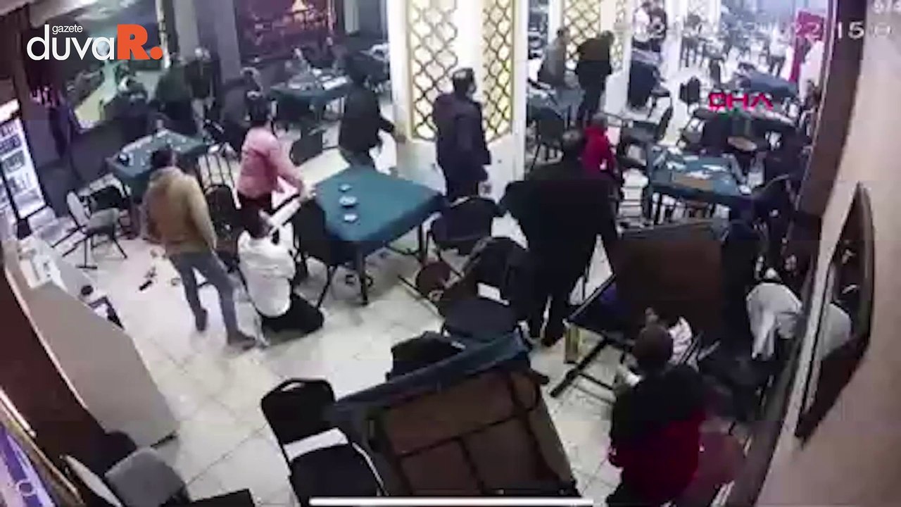 Silah seslerini duyan kıraathanedekilerin yaşadığı tedirginlik kamerada