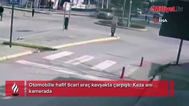 Otomobille hafif ticari araç kavşakta çarpıştı: Kaza anı kamerada