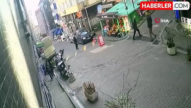 Fren yerine gaza basan kadın sürücü, yayaya çarptıktan sonra eve daldı