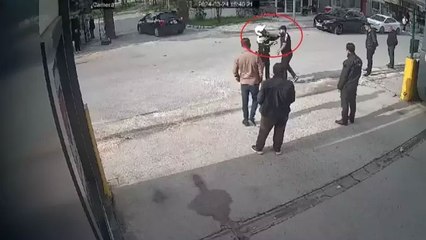 Ekiplerin üzerine otomobili sürmüştü; kendisini yakalayan trafik polisine saldırdı