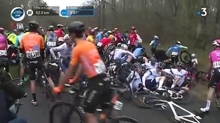 Une énorme chute fait tomber un peloton entier de cyclistes !
