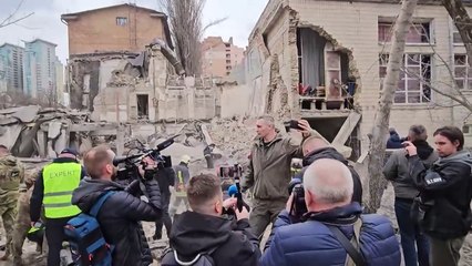 Video herunterladen: Russland überzieht Kiew mit Luftangriffen - zahlreiche Gebäude zerstört