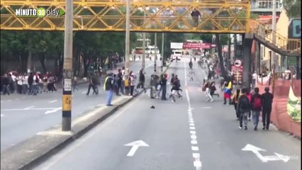 Encapuchados lazan pidra contra bus 26-02-2020