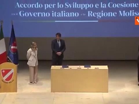 Meloni riceve un mazzo di fiori dopo la firma degli accordi di sviluppo e coesione in Molise