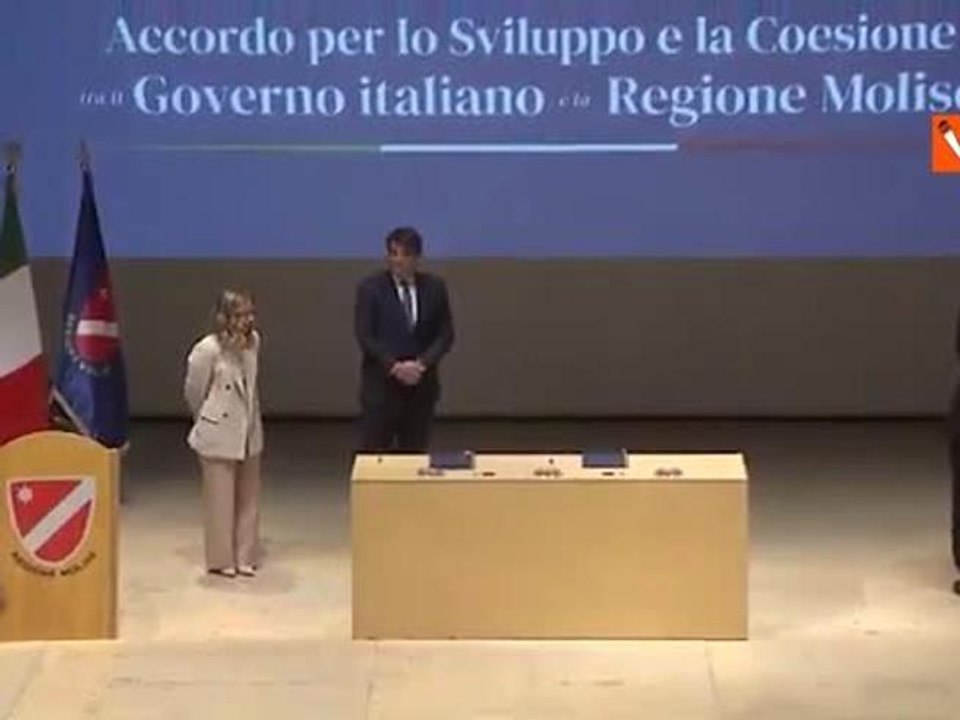 Meloni riceve un mazzo di fiori dopo la firma degli accordi di sviluppo e coesione in Molise