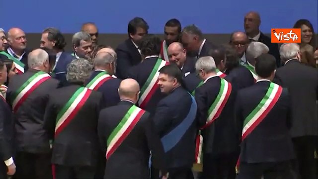 Meloni riceve un mazzo di fiori dopo firma accordi sviluppo e coesione in Molise