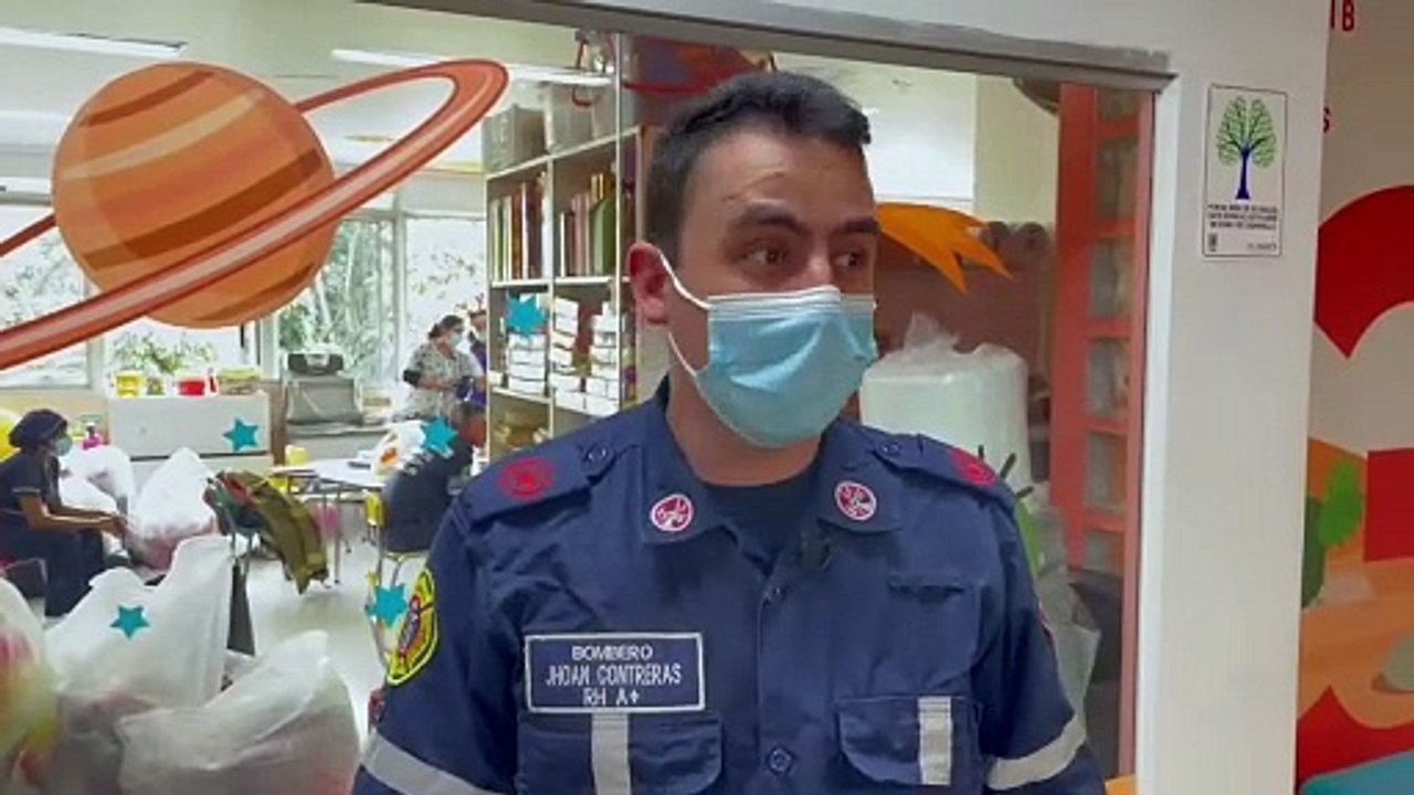 Bomberos visitan niños