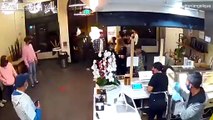 #OMG:  hombre irrumpe en la tienda de té y prende fuego a los clientes.