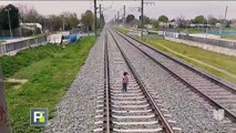Conductor de tren lucha por no atropellar a un niño en la mitad de los rieles