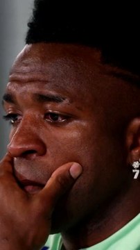 Vinicius en larmes au moment d’évoquer son harcèlement et le racisme qu’il subit en Espagne …# #vinicius #bresil #real #realmadrid #selecao