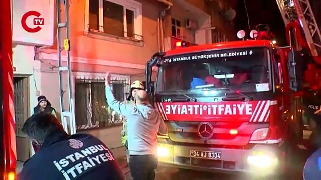 İstanbul'da korkutan yangın: Alevler 3 binayı sardı, 4 kişi mahsur kaldı!
