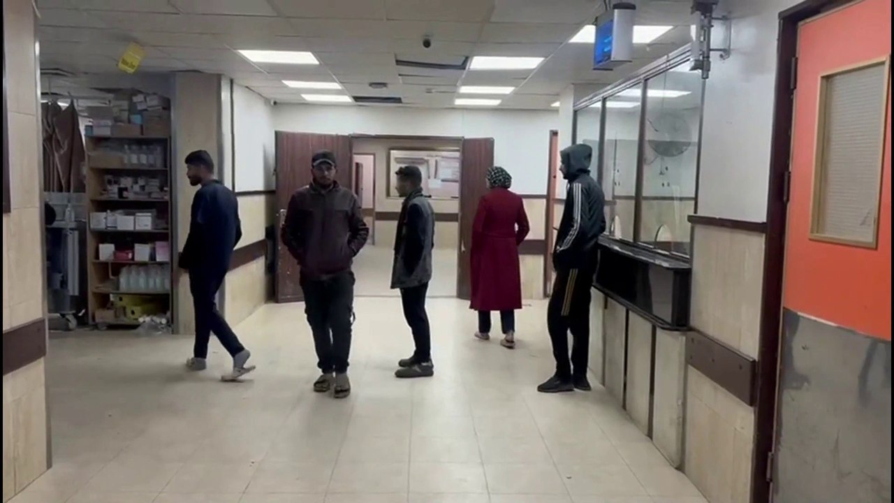 كاميرا العربية تتجول داخل مستشفى شهداء الأقصى وسط توغل وشيك للجيش الإسرائيلي