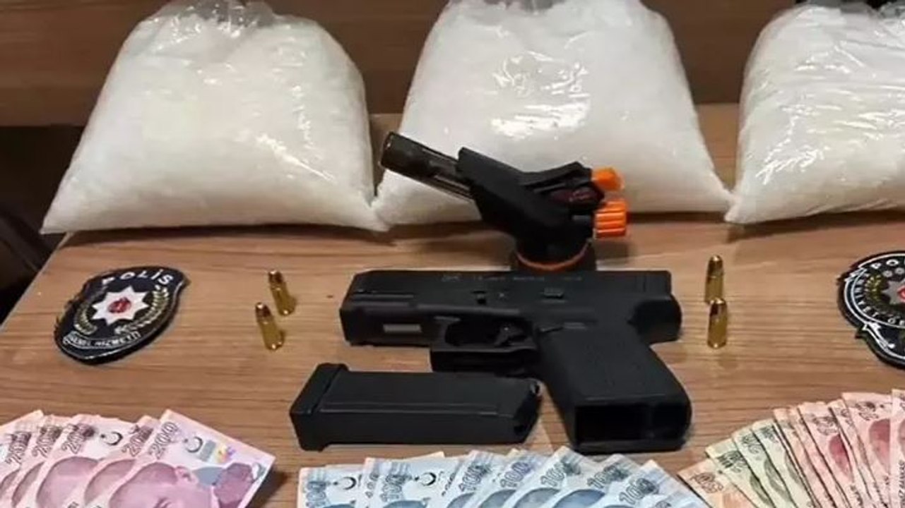 Polisten kaçan kadının çantasından 2 kilo 985 gram uyuşturucu çıktı
