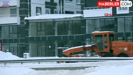 Van ve Bitlis'te Kar Yağışı Nedeniyle 900 Yerleşim Yerinin Yolu Ulaşıma Kapandı