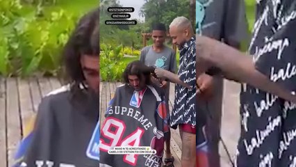Neymar hace de peluquero