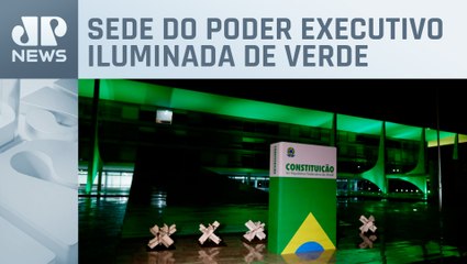 Réplica gigante da Constituição é instalada na frente do Palácio do Planalto